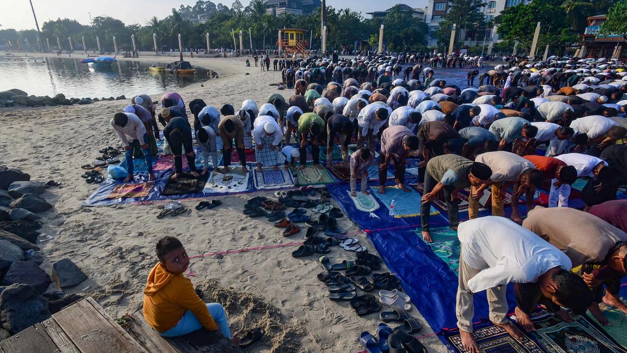 FOTO: Shalat Iduladha di Tepi Pantai Ancol Berlangsung Khidmat