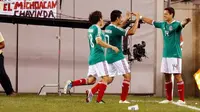 Striker Timnas Meksiko Javier 'Chicharito' Hernandez (paling kanan) merayakan gol bersama rekan-rekannya saat menghadapi Guatemala dalam partai perempat final Concacaf Gold Cup di New Jersey, 18 Juni 2011. Mike Stobe/Getty Images/AFP