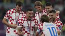 Perasaan bahagia terpancar dari raut wajah pemain Kroasia yang merayakan kemenangan setelah mengalahkan Maroko 2-1 dalam perebutan peringkat ketiga Piala Dunia 2022. (AP Photo/Thanassis Stavrakis)