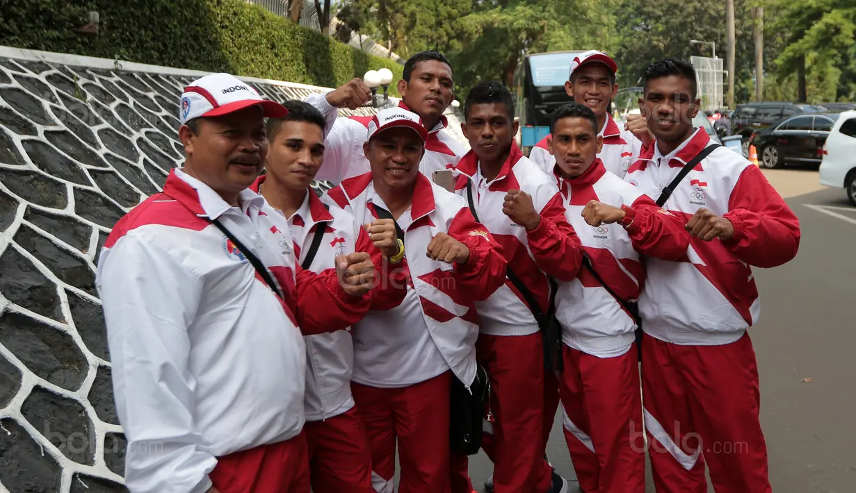 Atlet dan Official Tinju berfoto bersama usai mengikuti acara pengukuhan Kontingen Indonesia untuk SEA Games 2017 di Malaysia 19-30 Agustus 2017 di Wisma Kemenpora, Jakarta, (2/8/2017). (Bola.com/Nicklas Hanoatubun)