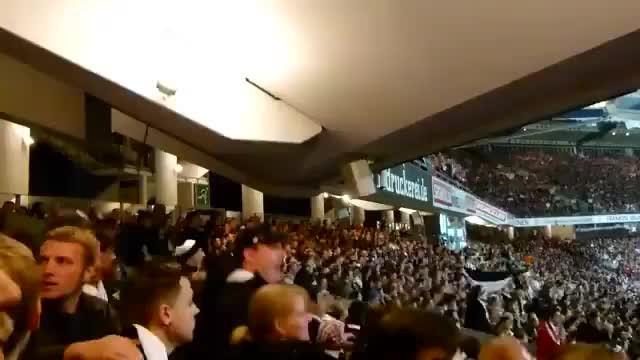 Fans Eintracht Frankfurt nyaris merubuhkan stadion tim kesayangannya dengan mereka berjoget bersama pada laga play-off degradasi Bundesliga.