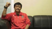 Pelatih Bali United, Indra Sjafri foto usai wawancara bersama Bola.com jelang laga perempat final Piala Presiden melawan Arema Cronus di Malang, Sabtu (19/9/2015). (Bola.com/Vitalis Yogi Trisna)