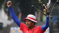 Ekspresi pemanah putra Indonesia, Riau Ega Agata Salsabilla (kanan) usai mengalahkan Ilfat Abdullin asal Kazakhstan di Asian Games 2018, di Jakarta, Selasa (28/8). Riau Ega memperoleh medali perunggu. (AP Photo/Lee Jin-man)