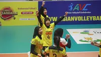 Selebrasi para pemain timnas bola voli putri Indonesia setelah meraih poin saat menghadapi India pada laga Grup E Babak 8 Besar Kejuaraan Bola Voli Putri AVC Challenge Cup 2023 di GOR Tri Dharma, Gresik, Jawa Timur, Jumat (23/6/2023). Indonesia menang 3-0 atas India (25-21, 25-15, 25-16) dan memastikan lolos ke semifinal sebagai juara Grup E. (Dok. PBVSI)