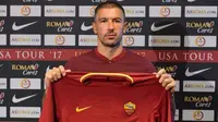Aleksandar Kolarov resmi berkostum AS Roma (Foto: AS Roma)