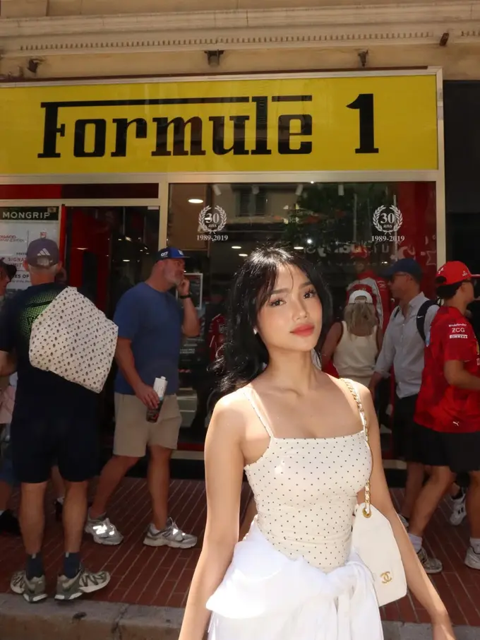 Tampil Chic Saat Liburan ke Monaco, Fuji An Padukan Tren Polkadot dengan Tas Chanel Rp117 Juta