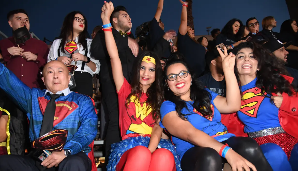 Sejumlah penggemar mengenakan kostum Superman dan Wonder Woman berpose saat menghadiri pemutaran perdana film Justice League di Dolby Theatre di Hollywood, California (13/11). (AFP Photo/Robyn Beck)
