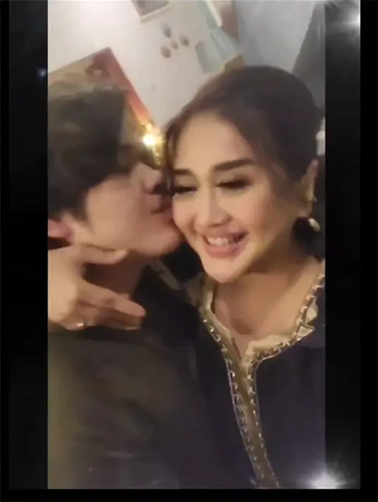 "The birthday boy baru bangun dikasih surprise sama dua wanitha yg selalu tulus mencintaimu ... Masih ngantuk..,"  tulis paramitha118real [Instagram/paramitha118real]