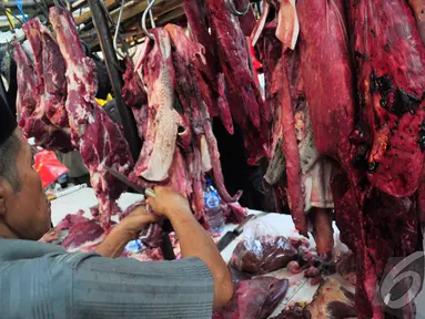 Daging sapi menjadi daging yang banyak dicari menjelang Idul Fitri, Pasar Senen, Jakarta, Rabu (25/6/2014) (Liputan6.com/Faizal Fanani)