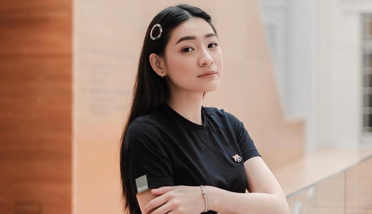 Meski warna blonde sering ia gunakan, namun finalis GADIS Sampul ini tetap tampil cantik saat rambutnya berwarna hitam. Meski bergaya casual, ia terlihat menawan. (Liputan6.com/IG/@pattdevdex)