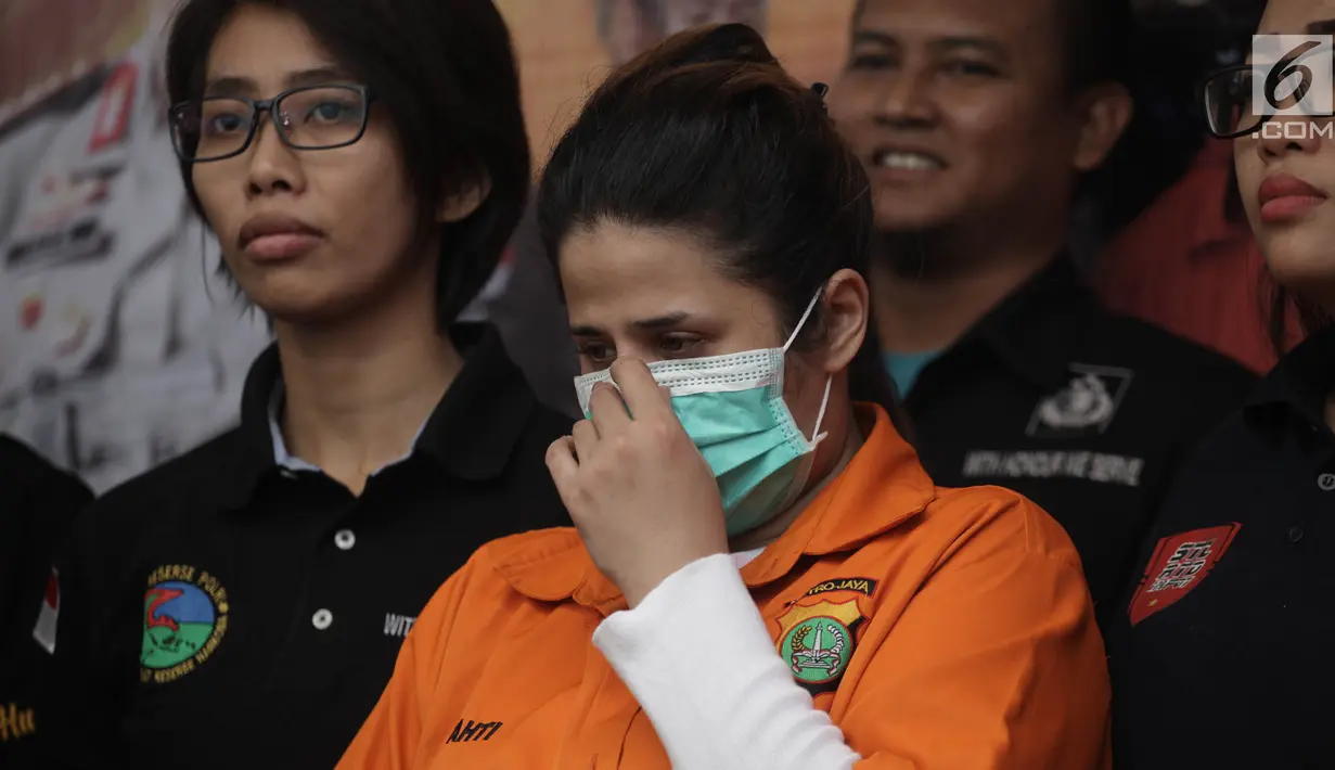 Artis yang juga putri bungsu ratu dangdut Elvy Sukaesih, Dhawiya Zaida dihadirkan polisi saat rilis pengungkapan kasus narkoba di Polda Metro Jaya, Jakarta, Sabtu (17/2). (Liputan6.com/Arya Manggala)