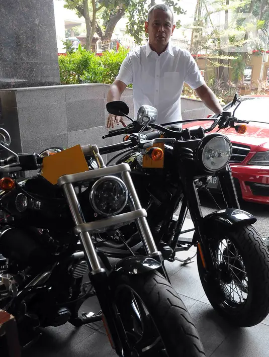 Barang bukti yang berhasil diamankan berupa 10 roda dua dan roda empat, uang tunai senilai Rp 5,8 miliar, dan 34 sertifikat. (merdeka.com/Imam Buhori)
