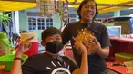 Seperti ini nih potret warung sederhana yang dijalankan oleh Adul. Komeng pun sempat menyambangi warung milik sahabatnya tersebut. (Youtube KOMENG Info)