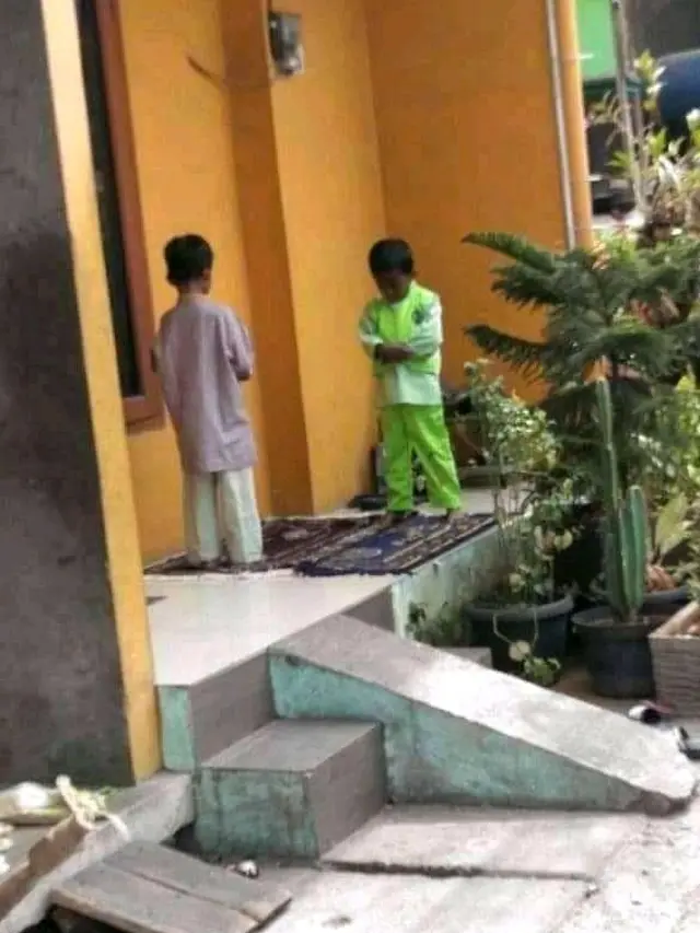 Kelakuan Polos Anak-Anak Saat Lawan Arus Kewajaran Ini Bikin Senyum