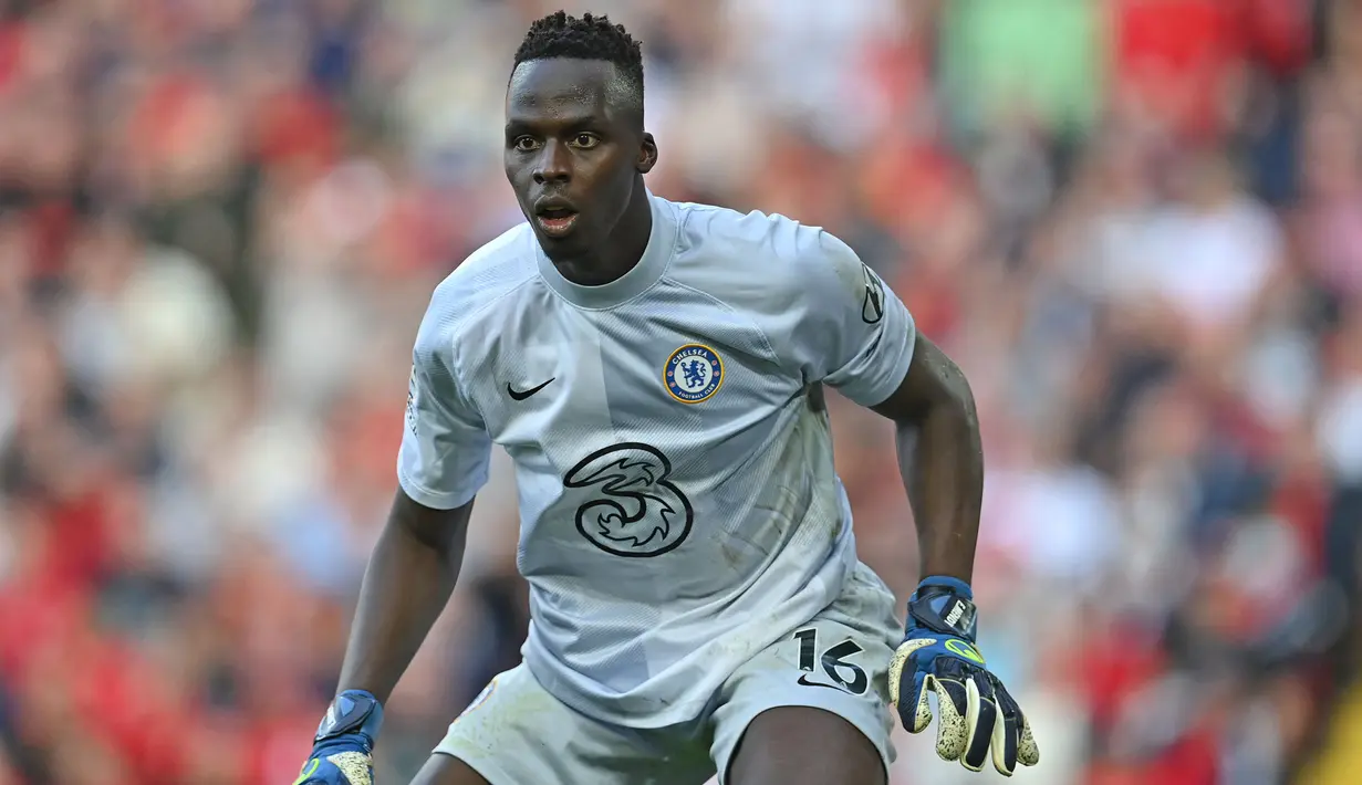 Penjaga gawang Chelesa, Edouard Mendy sedang dalam performa terbaiknya. Kehadirannya di bawah mistar gawang Senegal tentu akan sangat meyulitkan lawannya. Meski peluangnya tak sebesar penyerang, Mendy masih berpeluang mendapatkan pemain terbaik di turnamen Piala Afrika 2021. (AFP/Paul Ellis)