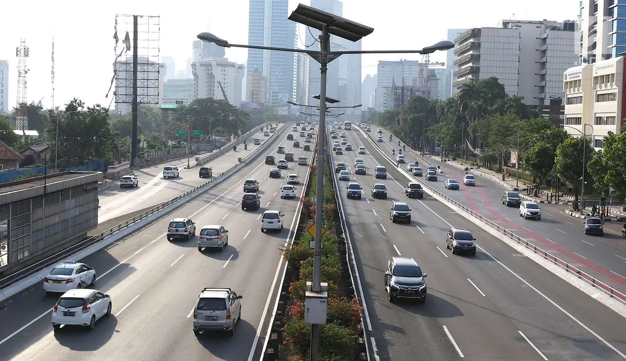 Kendaraan melintasi jalan protokol di Jakarta, Selasa (11/9). Libur tahun baru Islam yang dimanfaatkan warga Jakarta untuk berlibur menyebabkan kondisi lalu lintas Ibukota lebih lengang dibanding hari biasa. (Liputan6.com/Immanuel Antonius)