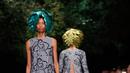 Model memperagakan koleksi Womenswear Spring/Summer 2018 untuk desainer Jepang Junko Shimada di Paris Fashion Week, Selasa (3/10). Junko menampilkan para model dengan rambut unik yang dihiasi daun. (AP Photo/Christophe Ena)