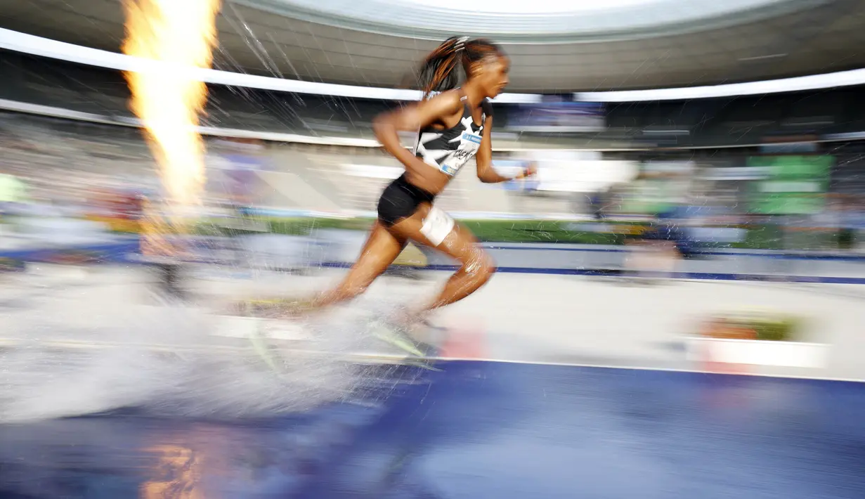 Pelari Kenya, Beatrice Chepkoech, saat beraksi pada nomor 3000m halang rintang Kejuaraan Atletik Intenasional di Stadion Olympic, Jerman, Minggu (13/9/2020). (AFP/Odd Andersen)