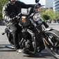 Hindari kebiasaan menaruh jari di handle rem depan saat berkendara motor gede (Harley-Davidson)