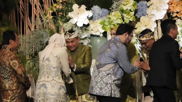 Model Gamis Bordir Syahnaz Sadiqah di Pernikahan Anak Dedi Mulyadi (Foto: Instagram @syahnazs)