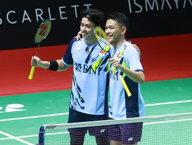 Babak 32 besar Indonesia Masters 2023 yang digelar di Istora Senayan Jakarta, Selasa (24/1/2023) mampu dilewati oleh tiga ganda putra terbaik Indonesia, Fajar Alfian/Muhammad Rian Ardianto, Marcus Fernaldi Gideon/Kevin Sanjaya dan Mohammad Ahsan/Hendra Setiawan yang sekaligus mengantarkan mereka ke babak 16 besar. Selain mereka, ikut lolos juga tiga ganda putra pelapis, yaitu Leo Rolly Carnando/Daniel Marthin, Muhammad Shohibul Fikri/Bagas Maulana dan Sabar Karyaman/Moh Reza Pahlevi. (Bola.com/M Iqbal Ichsan)