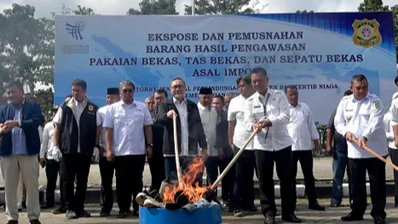 "Ini beda marketnya, justru apalagi di kacau balaukan dengan pengertian thrifting. Jadi pakaian bekas selundupan ini kan masuk ke market pakaian jadi menengah bawah karena ini yang terkumpul. Sementara yang komunitas thrifting ini kan sebenarnya membeli p