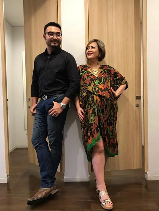 "Kualitas obrolan kami tanpa disadari jadi nyaman. Bahkan kami enggak ada acara tembak-menembak. Tiap malam Minggu, kok, malah janjian terus. Kami satu sama lain nyaman," kata pemilik album Cintaku Hanya Satu. (Instagram/cynthia_lamusu)