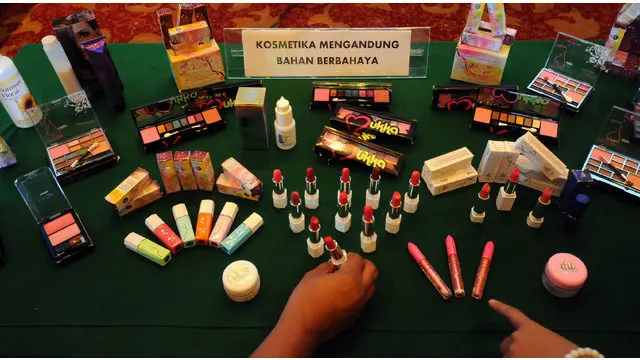  Puluhan ribu kosmetik ilegal berbahaya dengan merek asal Tiongkok dan Thailand ditemukan Balai Besar Pengawasan Obat dan Makanan (BBPOM) DKI Jakarta saat melakukan razia di kawasan Jakarta Barat.