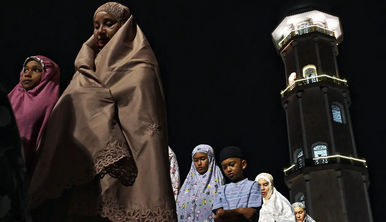 Jemaah terlihat memenuhi bagian dalam masjid. Halaman rumah ibadah itu juga hampir seluruhnya menjadi tempat shalat jemaah. (CHAIDEER MAHYUDDIN/AFP)