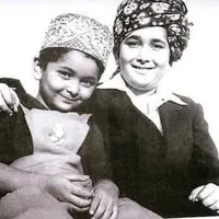 Rishi Kapoor merupakan putra dari aktris Bollywood, Raj Kapoor. Ia mempunyai dua saudara laki-laki yaitu Randhir Kapoor dan Rajiv Kapoor yang juga eksis di Bollywood. Kini RIshi Kapoor sudah tutup usia lantaran kanker. (Foto: Instagram/@kareenakapoorkhan)