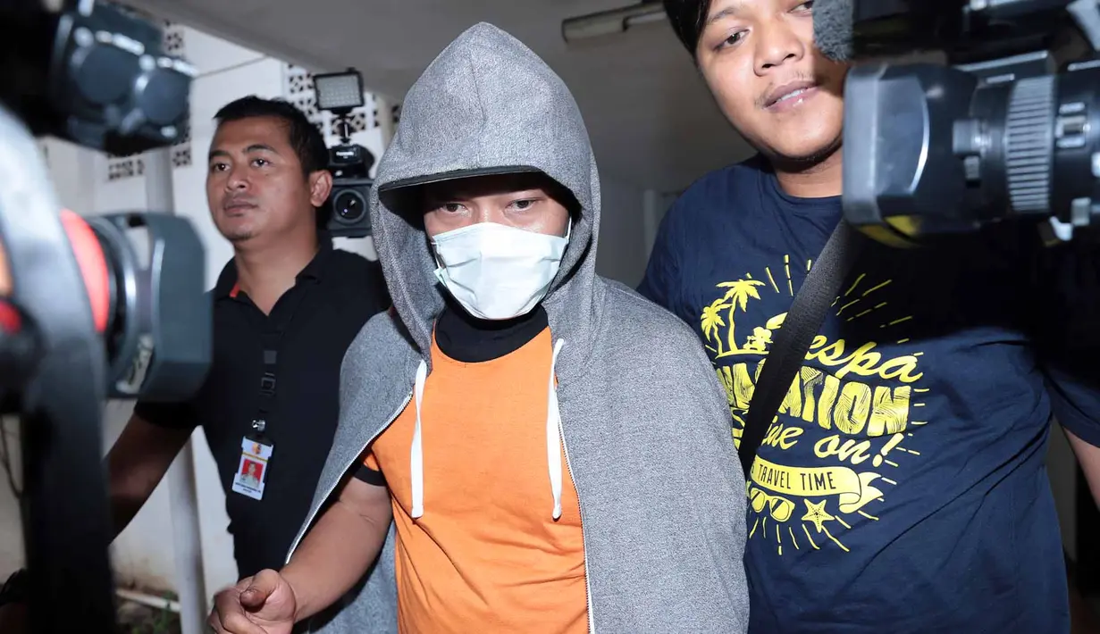 Tiba di BNN, Cawang, Jakarta Timur sekitar pukul 13.23 WIB, Iwa K datang dengan menggunakan masker penutup wajah serta sweater. Tak ada kata terlontar ketika disapa awak media. (Deki Prayoga/Bintang.com)