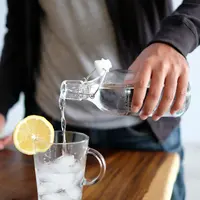 Agar tubuh tetap terhidrasi sebelum tidur minum air putih secukupnya (Foto: Ikhsan Sugiarto/Unsplash)