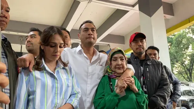 Ferry Irawan bersama keluarga setelah bebas dari penjara.