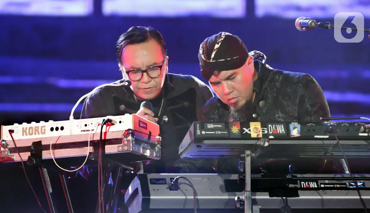 Ari Lasso (kiri) tampil bersama pentolan grup band Dewa 19 Ahmad Dhani pada konser bertajuk Pesta Rakyat 30 Years of Careers Dewa 19 di Jakarta International Stadium, Jakarta, Sabtu (4/2/2023). Ari Lasso tampil dengan membawakan sejumlah lagu seperti “Cinta Kan Membawamu Kembali” hingga tembang terbarunya bersama Dewa 19 “Tangis Terakhir”. (Fimela.com/Bambang E. Purnama)
