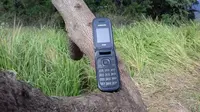 Foto: Petugas medis di Puskesmas Mapitara, Kabupaten Sikka, NTT menyimpan telepon selulernya di atas pohon (Liputan6.com/Dion)