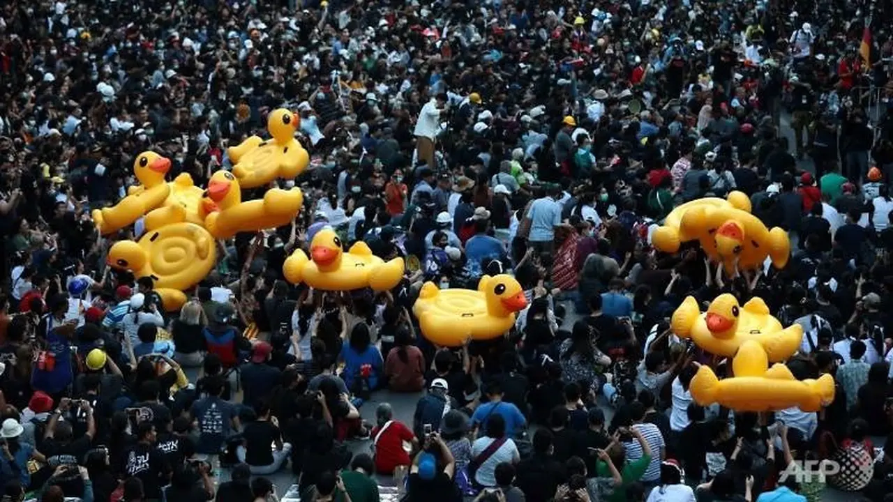 Mainan pelampung bebek menjadi simbol protes di Bangkok, Thailand. (Photo credit: AFP/Jack Taylor)