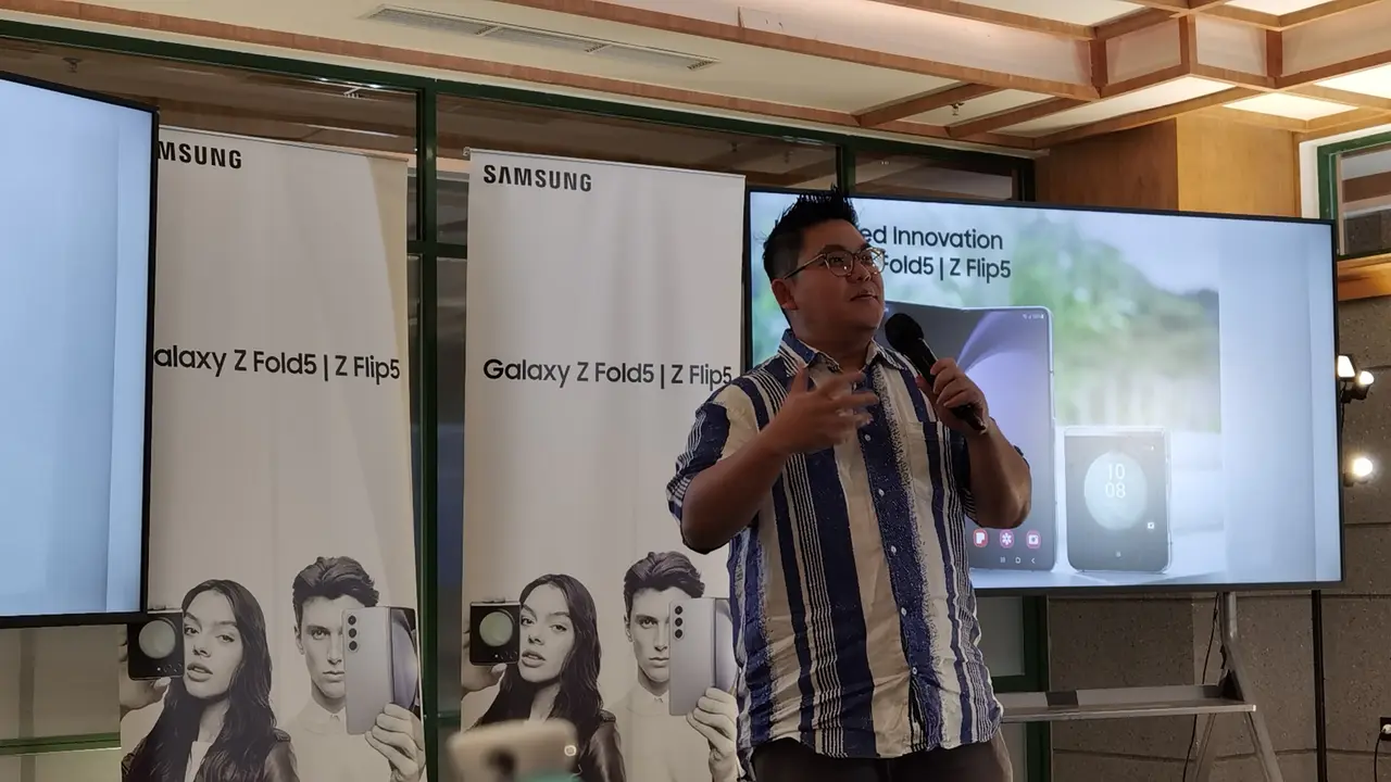 Verry Octavianus, MX Product Marketing Senior Manager, Samsung Electronic Indonesia saat workshop Join the Flip Side Trip di Bandung, Senin (4/9/2023). Liputan6.com/Yuslianson