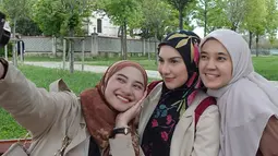 Selain liburan bersama suami, terlihat bahwa perjalanan liburannya ke Turki ini juga ditemani oleh sahabatnya. Liburan Dhini Aminarti ke Turki ini turut ditemani oleh Irish Bella dan Nadzira Shafa. Banyak dari momen ketiganya ketika liburan ini mengabadikan momen serunya bersama di media sosial Instagram. (Liputan6.com/IG/@dhiniaminarti)