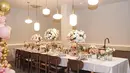 Ruangan didekorasi dengan meriah dengan berhias bunga dan juga balon berbagai ukuran warna merah muda, putih dan warna emas. [Instagram/ramadhaniabakrie]