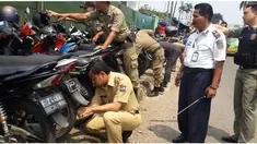  Menjamurnya parkir liar yang berdampak kemacetan di seputar Stasiun Besar Bogor membuat Wali Kota Bogor Bima Arya Sugiarto geram. Secara mendadak, Bima menertibkan parkir liar di sepanjang Jalan Mayor Oking dengan menggembosi ban sepeda motor yang berder