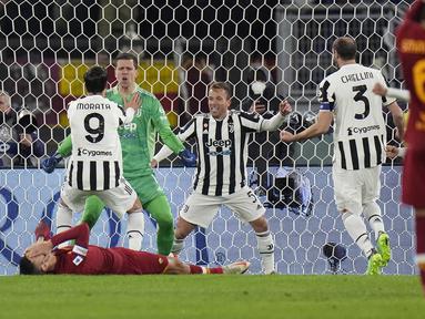 Sempat tertinggal 1-3, Juventus berhasil comeback dan memukul balik tuan rumah AS Roma 4-3 dalam lanjutan Liga Italia, Minggu (9/1/2022). Laga bisa saja berakhir imbang andai eksekusi penalti kapten AS Roma Lorenzo Pellegrini tidak dipatahkan Wojciech Szczesny. (AP/Alessandra Tarantino)
