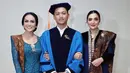 <p>Potret Azriel Hrrmansyah bersama para ibu. Yaitu Krisdayanti sang ibu kandung, dan Ashanty sang ibu sambung. Ashanty dan KD kompak mengenakan kebaya dan kain batik. (Foto: Instagram/ ashanty_ash)</p>