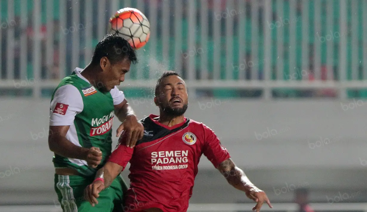 Duel pemain Semen Padang, Marcel Sacramento  (kanan) dengan pemain PS TNI pada lanjutan Torabika SC 2016 di Stadion Pakansari, Bogor, Minggu (23/10/2016). (Bola.com/Nicklas Hanoatubun)