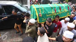 Keranda jenazah ayah Ariel NOAH, Nazmul Irphan bin Muhammad Saleh dibawa menuju masjid untuk disalatkan, Bandung, Selasa (29/3/2016). Almarhum meninggal dalam usia 65 tahun karena komplikasi penyakit yang diderita sejak lama (Liputan6.com/Herman Zakharia)