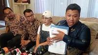 Mpok Alpa dan kuasa hukumnya, Zaki Ramdhani, di Kawasan Depok, Jawa Barat, Selasa (3/1/2023). (Dok via M. Altaf Jauhar)