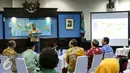 Kepala BNN, Budi Waseso memberikan sambutan kepada Ketua MPR, Zulkifli Hasan di ruang BNN, Cawang, Jakarta, Jumat (4/3/2016). Dalam sebuah pertemuan terbuka, Budi Waseso memaparkan kinerja BNN di hadapan pimpinan MPR. (Liputan6.com/Yoppy Renato)