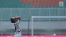 Pemain Korea Utara, Kim Kum Chol memegang kepala saat laga melawan Bahrain pada PSSI Anniversary Cup 2018 di Stadion Pakansari, Kab Bogor, Kamis (3/5). Laga dimenangkan Bahrain 4-1. (Liputan6.com/Helmi Fithriansyah)