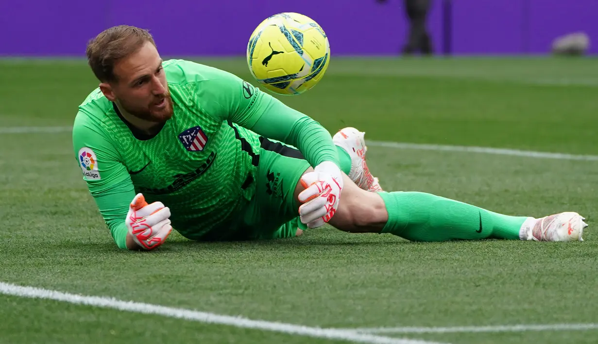 Jan Oblak. Kiper asal Slovenia berusia 29 tahun yang telah 8 musim memperkuat Atletico Madrid ini, pada musim 2021/2022 lalu total kebobolan sebanyak 57 gol dari 51 laga di semua ajang dan hanya 16 kali melakukan clean sheet. Sementara pada musim 2020/2021 lalu, ia hanya kebobolan 36 gol dari 46 laga di semua ajang dan sukses mencatat 20 kali clean sheet. Ia pun harus rela kehilangan gelar El Zamora alias kiper terbaik yang jatuh ke tangan kiper Real Madrid Thibaut Courtois. Atletico pun kehilangan gelar La Liga yang juga direbut Real Madrid. (AFP/Cesar Manso)