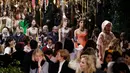 Para model membawakan rancangan Christian Dior untuk koleksi spring/summer 2017 di Musee Rodin, Paris, Senin (23/1). Peragaan busana Dior terasa seperti di negeri dongeng yang indah, begitu pula koleksi busana yang dikeluarkan. (FRANCOIS Guillot/AFP)