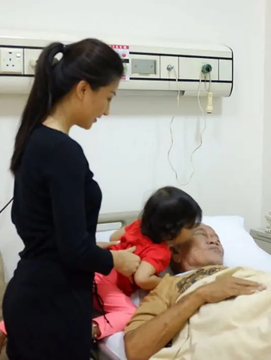 Hubungan antara Thalia dan opanya memang terlihat sangat dekat. Meskipun masih berusia belia, tak heran jika Thalia turut merasakan sedih. Terlihat dalam foto yang diunggah Sarwendah, Thalia sedang memberi kecupan untuk opa tercinta. (Instagram/Rubenonsu)